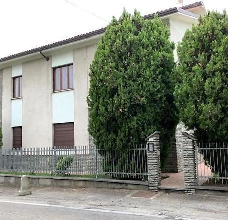 Casa Nebieu In Edificio Indipendente Nel Centro Di Monforte Monforte dʼAlba Exterior foto